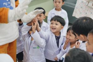 Anak-anak mengikuti kegiatan Ruza Little Doctor di RS Azra Bogor