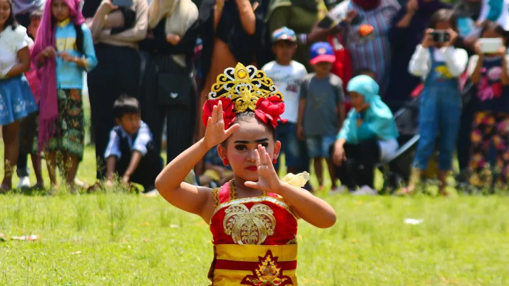 Penari tradisional Sunda tampil dalam upacara Seren Taun di Kampung Budaya Sindangbarang