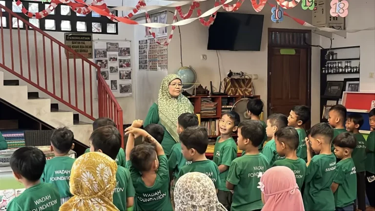 Metropolitan Awards 2026 di Hotel Harris Cibinong, Bude Kiswanti Diganjar Tokoh Inspiratif Literasi