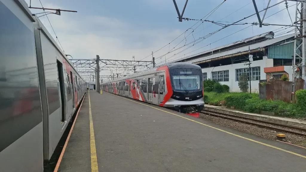Kereta KRL Commuter Line tiba di peron Stasiun Bogor