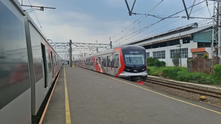 Kereta KRL Commuter Line tiba di peron Stasiun Bogor