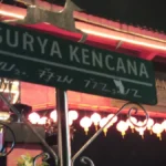 Papan nama Jalan Surya Kencana dengan deretan lampion di kawasan Pecinan Bogor pada malam hari