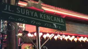 Papan nama Jalan Surya Kencana dengan deretan lampion di kawasan Pecinan Bogor pada malam hari