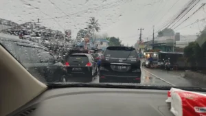 Antrean kendaraan di Jalan Raya Puncak saat sistem satu arah diberlakukan