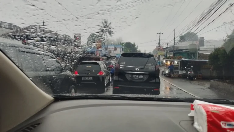 Antrean kendaraan di Jalan Raya Puncak saat sistem satu arah diberlakukan