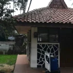 Bangunan beratap genteng yang menaungi Prasasti Batutulis di Bogor Selatan