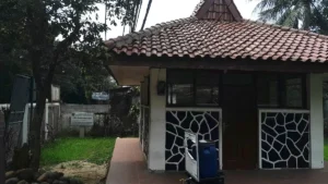 Bangunan beratap genteng yang menaungi Prasasti Batutulis di Bogor Selatan