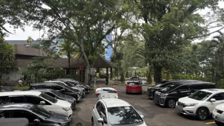 Area parkir kawasan Taman Budaya Sentul City yang dinaungi pepohonan besar, dekat deretan kafe dan restoran