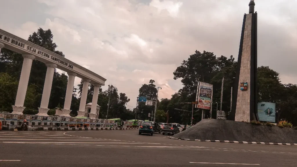 Tugu Kujang di Kota Bogor dengan gerbang Lawang Salapan di sisi kirinya