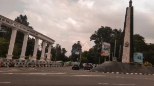 Tugu Kujang di Kota Bogor dengan gerbang Lawang Salapan di sisi kirinya
