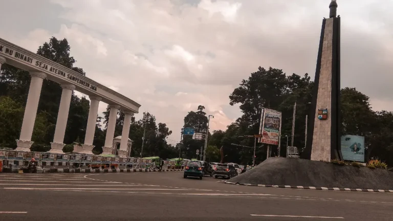 Tugu Kujang di Kota Bogor dengan gerbang Lawang Salapan di sisi kirinya